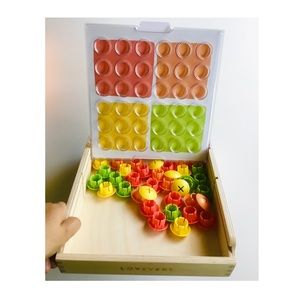 •Lovevery ‚Mosaic Button Board‘ The Companion Box•